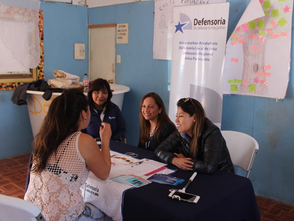 La asesora juridica, Patricia Lefever; la facilitadora intercultural, Inés Flores, y la periodista, Daniela Tapia, durante su visita a la caleta.