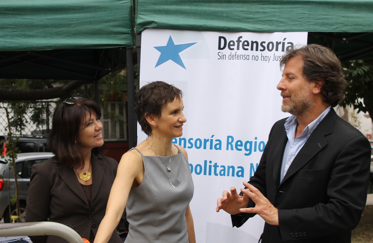 La seremi de Justicia, Lorena Escalona; la alcaldesa de Santiago, Carolina Tohá, y el encargado de Comunicaciones de la DRMN, José Ignacio Aguirre.
