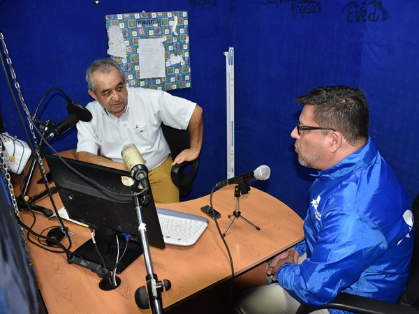 El Defensor Regional de Tarapacá - de azul - durante la entrevista en Radio Estación, del penal de mujeres de Iquique.