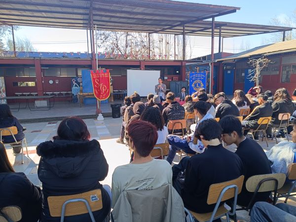 Defensor penal de adolescente Luis González, encabezó charla en colegio de La Pintana  