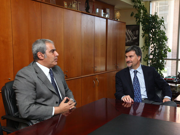 El Defensor Nacional, Andrés Mahnke (derecha), durante la visita que realizó hoy al Fiscal Nacional, Sabas Chahuán.