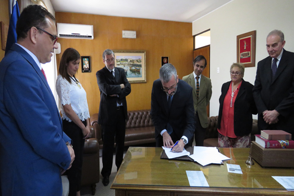 El Defensor Regional de Atacama, Raúl Palma, firma el convenio que facilitará la comparecencia ante la Corte de Apelaciones.