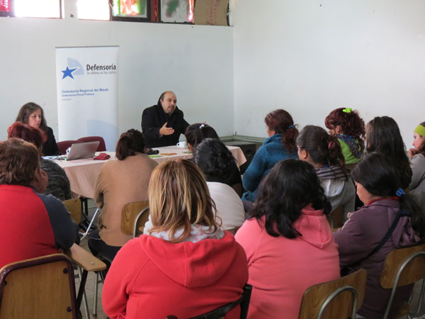 El Defensor Regional y la jefa de Estudios de la DPP en la Región del Maule durante el diálogo participativo en el CPF de Talca.