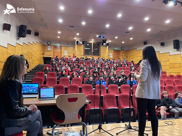 M&aacute;s de 60 estudiantes de segundo medio participaron de la charla realizada en el Colegio Alem&aacute;n.