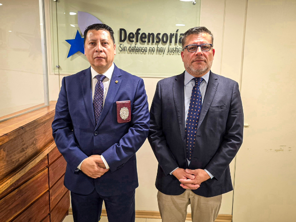 El jefe regional de la PDI en Tarapac&aacute;, prefecto inspector Mauricio Jorquera Ram&iacute;rez, junto al Defensor Regional, Gabriel Carri&oacute;n Calder&oacute;n.