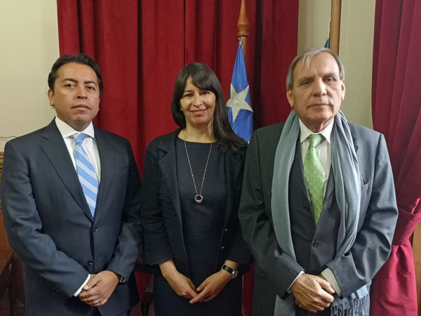 El ministro Javier Moya junto a la Defensora Regional Viviana Castel y el abogado Eduardo Camus.
