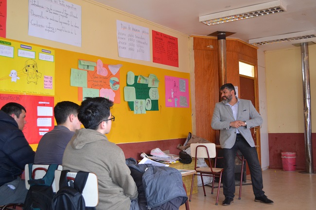 El defensor público Irving Rodríguez y el asistente social Francisco Marileo dialogaron con los estudiantes del liceo "Alonso de Ercilla".