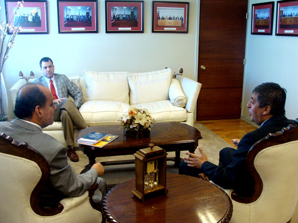 Alberto Ortega (al fondo, de frente) y Víctor Providel (derecha) conversan con el ministro Fernando Carreño.