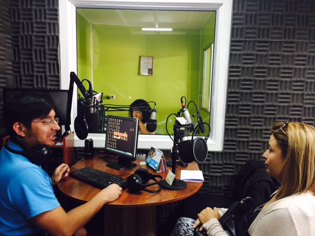 La defensora local de Taltal, Barbara Chandía, durante la entrevista en Radio Definición FM.
