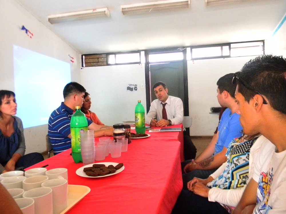 El abogado Cristián Sleman se reunió con jóvenes de CRC La Cisterna