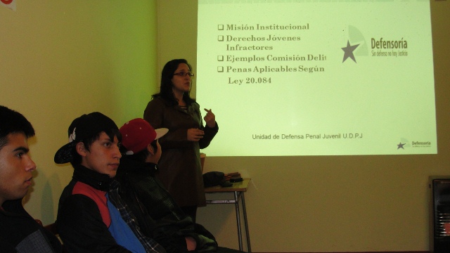 La defensora Paulina Delgado durante la charla con los adolescentes. 