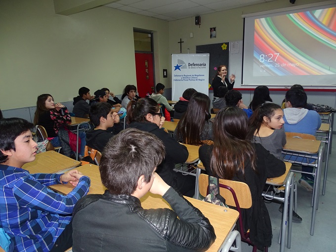 los jóvenes participaron activamente de la charla de la jefa de Estudios de la Defensoría en Magallanes, Verónica Reyes.
