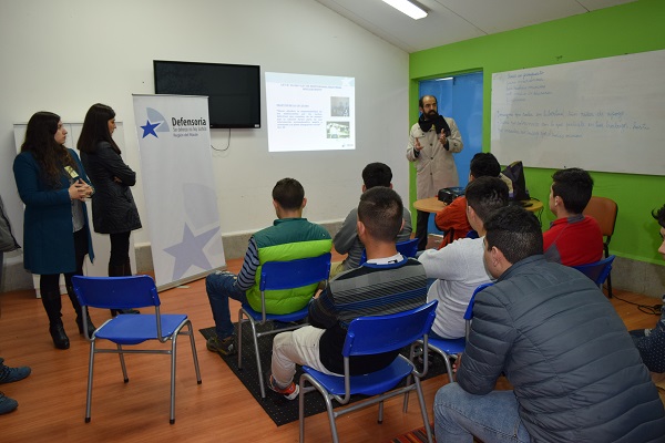 El jefe de Estudios de la Defensoría Regional del Maule, Rodrigo Flores, presidió el encuentro con los jóvenes en internación provisoria.