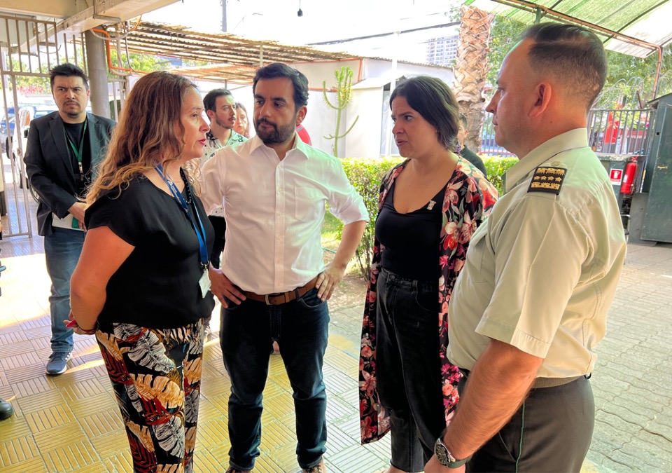 La Defensora Metropolitana Norte conversa con la ministra  de la Mujer y Equidad de Género, el subsecretario de justicia y el director de Gendarmería