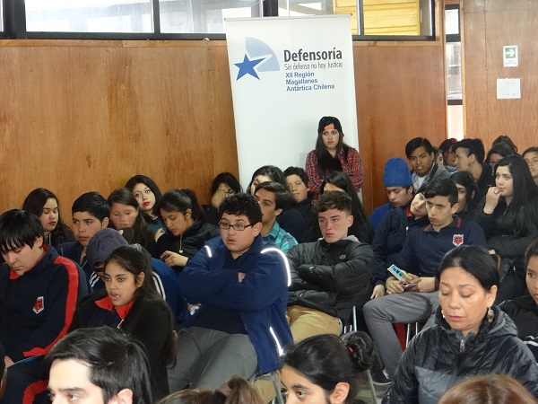 Los jóvenes dialogaron con la  jefa de Estudios de la Defensoría Regional de Magallanes, Verónica Reyes.