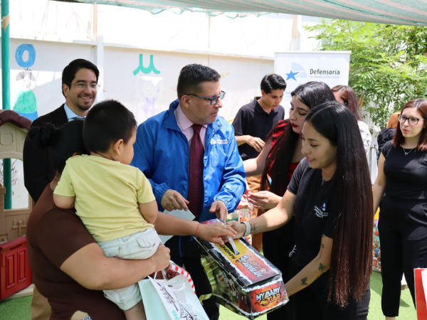 El equipo de Tarapacá entregando los regalos a niños, niñas y mujeres embarazadas del penal de Iquique.