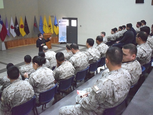 El jefe de Estudios de la Defensoría Regional de Tarapacá, Gabriel Carrión, expuso ante los uniformados.