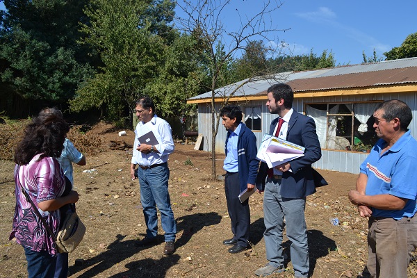 El defensor público Juan Pablo Alday y el topógrafo Edgardo Lienlaf realizando mediciones en terreno.