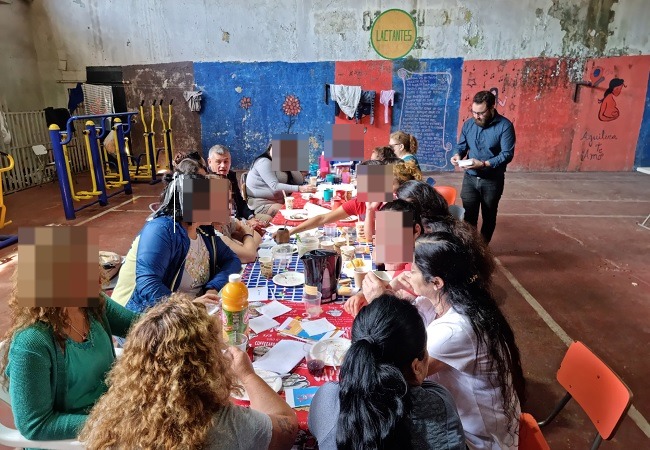 (Foto de archivo) El defensor público penitenciario Jonathan Romo compartiendo con las mujeres del CPP de Chillán.