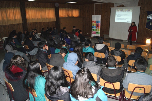 Alumnos de dos cursos de primero medio participaron en la actividad, realizada en la sala multiuso del centro educativo.