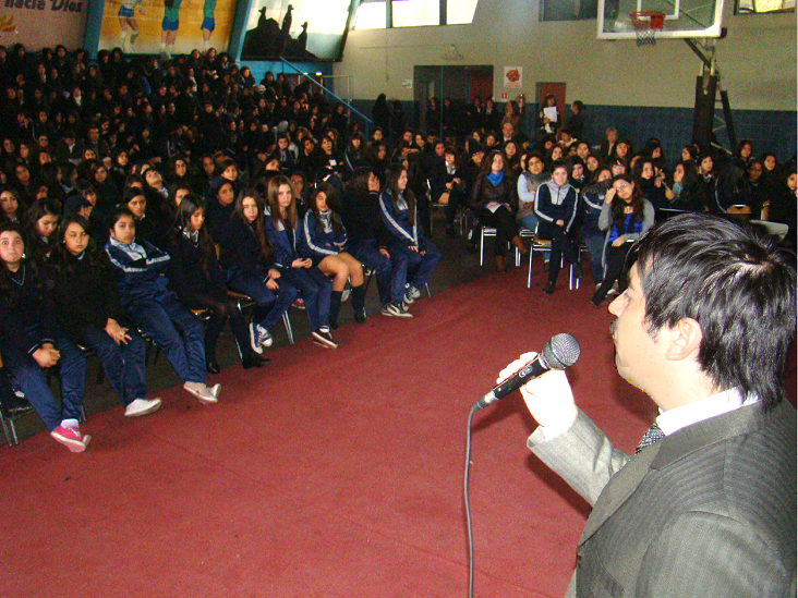 El defensor penal juvenil Francisco Concha expuso sobre la LRPA ante 947 alumnas del Liceo Blas Cañas.