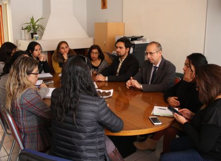 El jefe de Estudios, Renato González, conversó con los delegados de reinserción social sobre la situación de los extranjeros condenados en Copiapó.