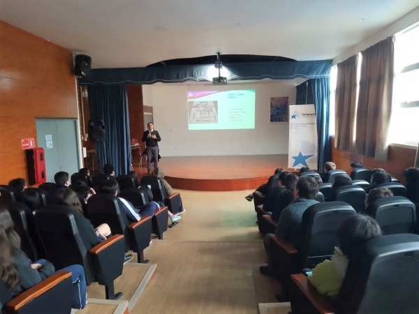 Las y los estudiantes se sumaron a la charla, realizada en el auditorio del Instituto Humanidades de Concepción.