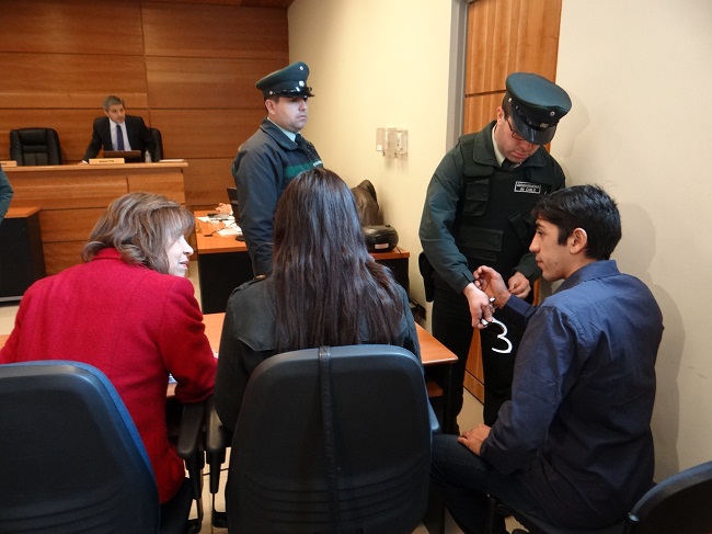 La Defensora Regional, Gustava Aguilar, explica a Israel Villarroel el veredicto absolutorio.