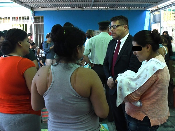 El Defensor Regional de Tarapacá en visita a la sección de embarazadas y madres con hijos lactantes del penal de Iquique.