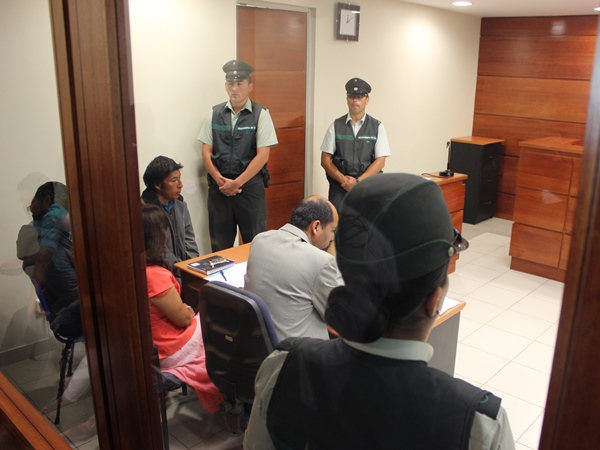 Defensor Ricardo Sanzana y la Facilitadora Intercultura Inés Flores en la audiencia de control de detención de los aymaras acusados de caza furtiva.