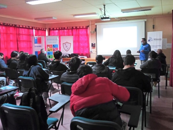 Mas de 30 estudiantes participaron el encuentro con el defensor local jefe de Cañete, Pedro Aguilera 