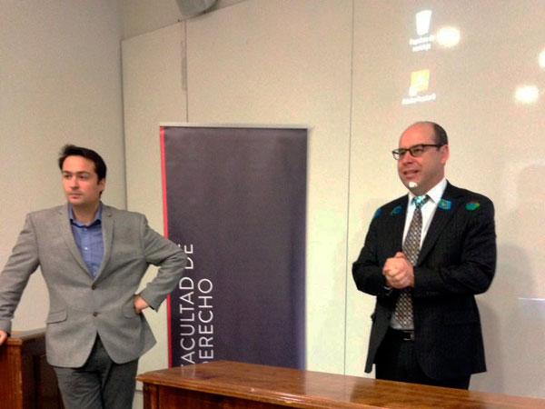 El jefe de Estudios de la Defensoría, Rubén Romero, dio la bienvenida a los alumnos. A su lado, el académico Ricardo Lillo (UDP).