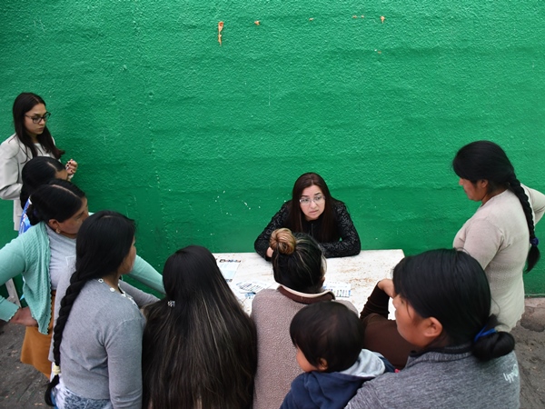 La jefa de Estudios, Karina Reyes, respondió consultas de imputadas y condenadas de la cárcel de Iquique.