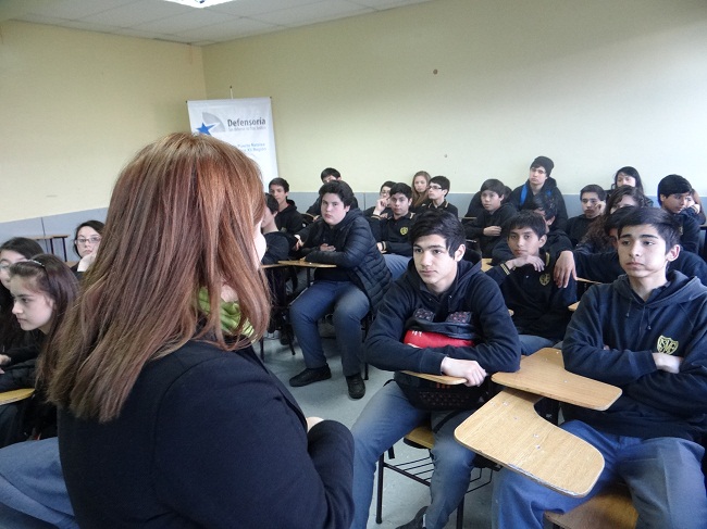 Las alumnos de Puerto Natales se mostraron atentos y receptivos al mensaje de la Defensoría sobre sus derechos.