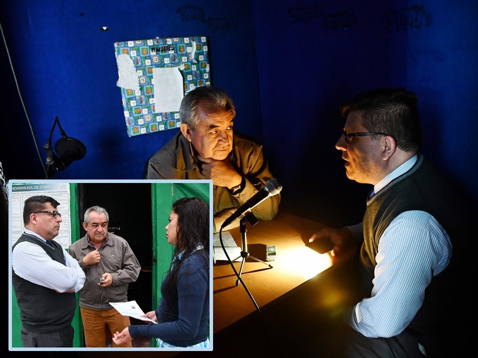 La entrevista se realizó en el locutorio de radio "Estación sin número”. En el recuadro, Gabriel Carrión conversa con la directora de la emisora.