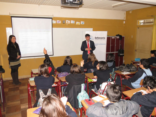 Unos 250 alumnos de la escuela "Llaima" de Temuco aprendieron sobre la Ley de Responsabilidad Penal Adolescente (LRPA).