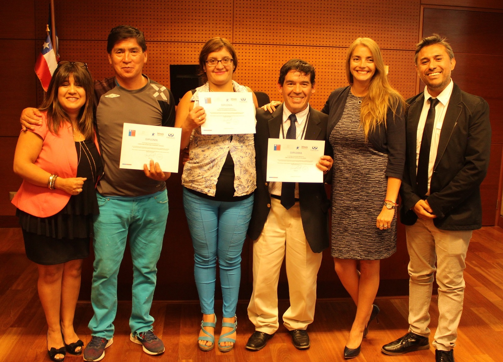 La fiscal Paula Rojas, la jueza Sandra Rojas y el defensor público Andrés Rojas junto a Cristián, Nicole y Abel, quienes se graduaron con éxito.