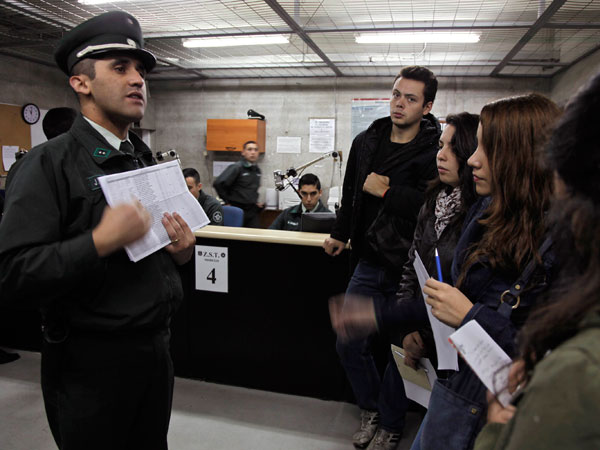 Los alumnos de primer año de periodismo de la UDP recorrieron las distintas zonas del Centro de Justicia de Santiago.