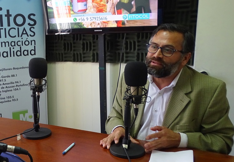 Ignacio Barrientos durante la entrevista en radio "Madero FM", exponiendo sobre el "Proyecto Inocentes".