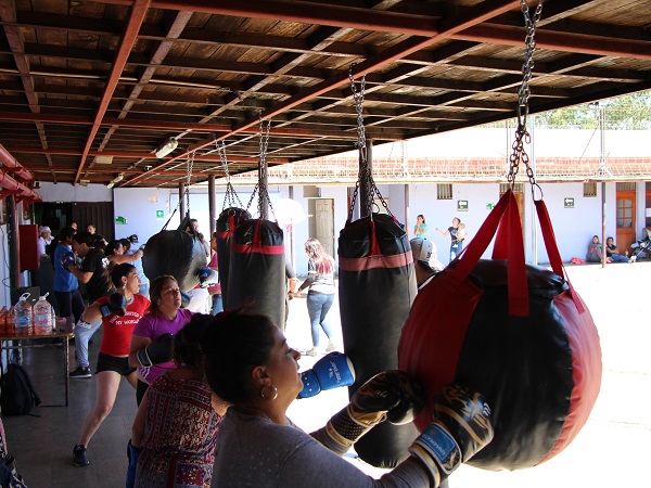 Un grupo de mujeres en pleno entrenamiento de boxeo. Fue una tarde para compartir e informarse  