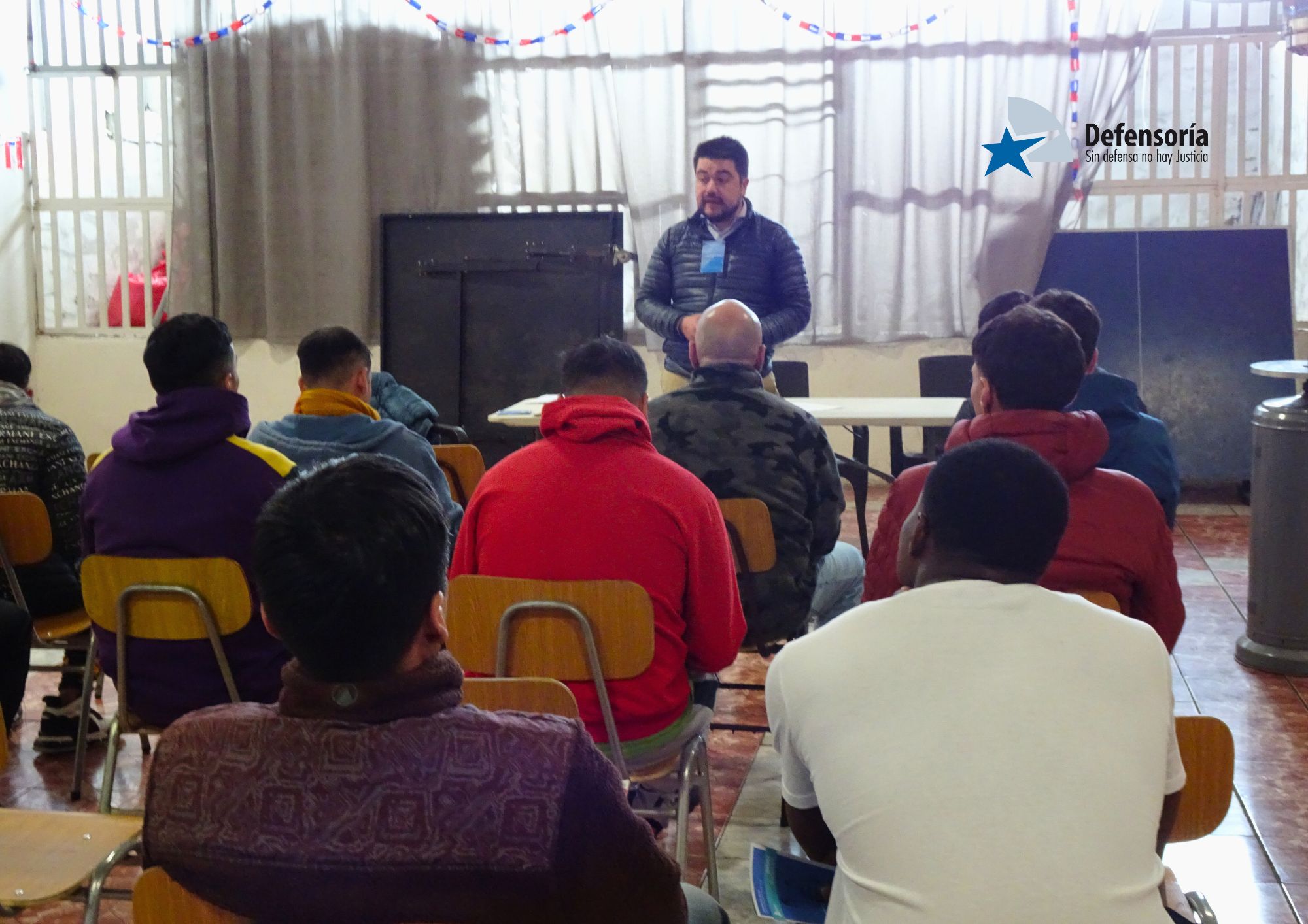 Mauricio Martínez respondió dudas y consultas de los condenados en la cárcel de Coyhaique.