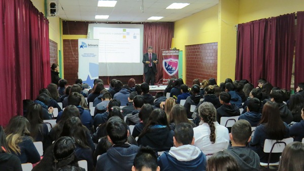 Los alumnos del liceo comercial "Jorge Alessandri" de Rancagua siguieron atentos la exposición sobre LRPA.