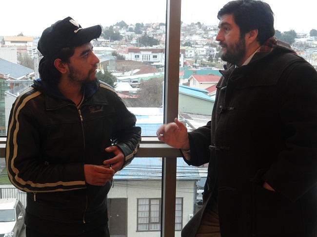 El defensor local jefe de Punta Arenas, Ramón Bórquez, explicó a Segundo Oyarzo el significado de su absolución.