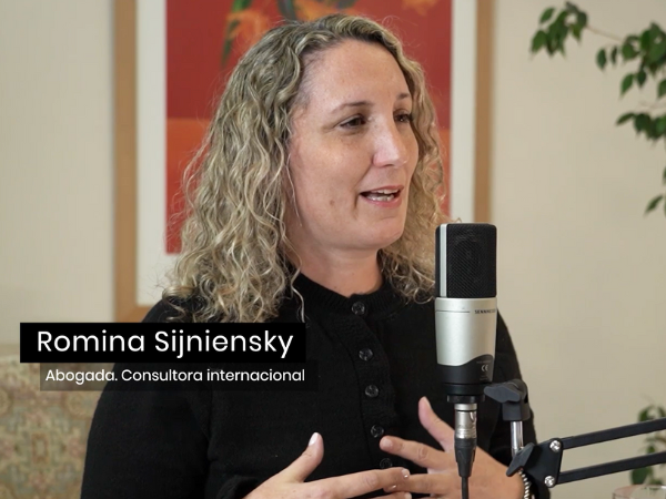 Romina Sijniensky en una imagen del podcast "Con defensa hay justicia", de la Defensor&iacute;a Penal P&uacute;blica de Chile.