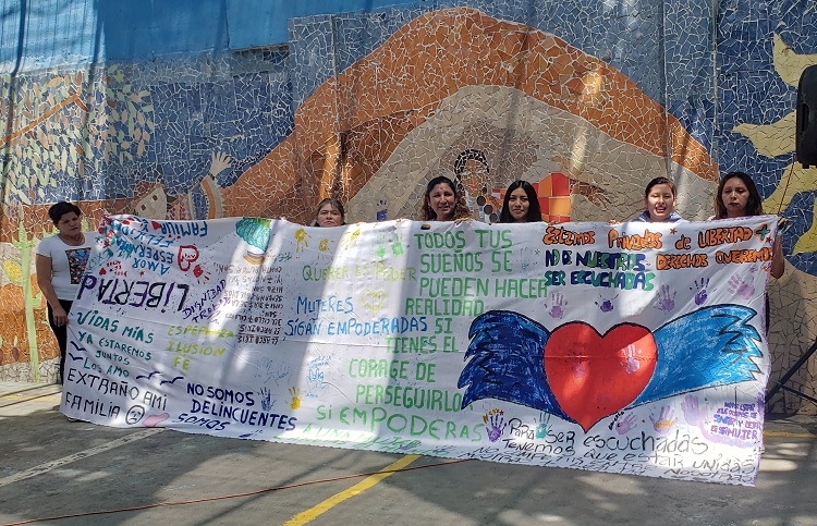 Las mujeres privadas de libertad en Calama expresaron sus sueños y sentimientos en un lienzo por el Día Internacional de la Mujer.