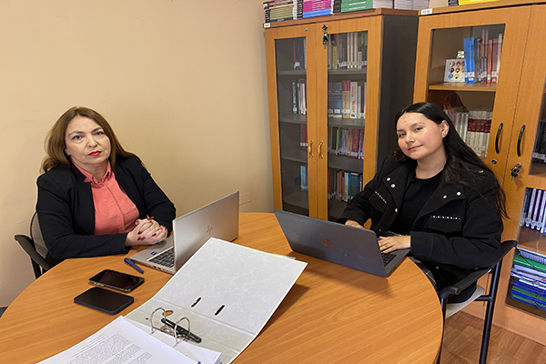 La jefa de Estudios, Violeta Villalobos, junto a la alumna en pr&aacute;ctica Katia Gonz&aacute;lez, preparando el alegato de la causa en la Corte de Apelaciones.