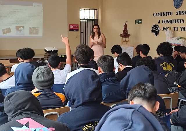 La jefa de la Unidad de Defensa Penal Juvenil de la DRMN contest&oacute; las preguntas de los estudiantes del emblem&aacute;tico liceo "Manuel Barros Borgo&ntilde;o".