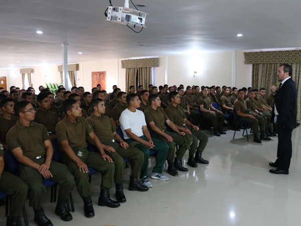 El Defensor Regional, Claudio Gálvez, junto a futuros carabineros de la Escuela de Formación de Arica.