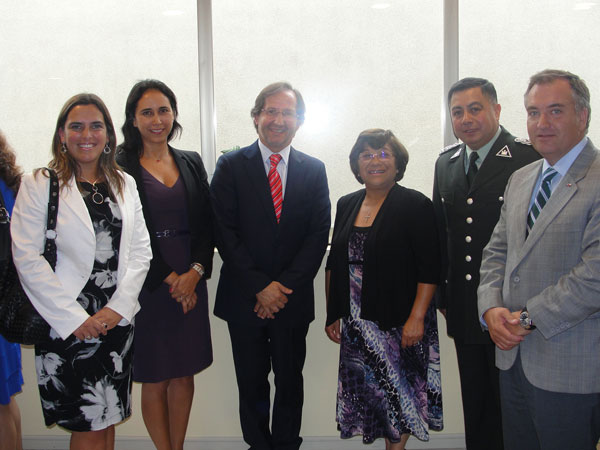 La Defensora Regional de La Araucanía (segunda de izquierda a derecha), captada durante la inauguración del Año Judicial 2013.