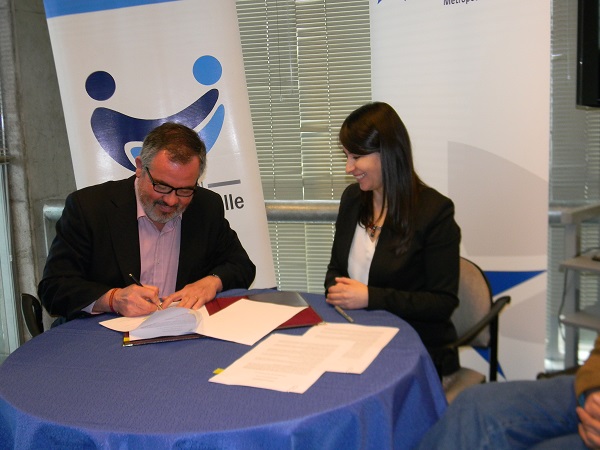 La Defensora Regional Metropolitana Sur y e presidente del directorio de la ONG "Gente de la Calle" firmaron convenio de colaboración.